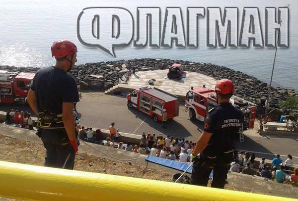 Зрелищна спасителна акция в Царево: Пожарникари гасиха и рязаха кола на плажа (СНИМКИ)