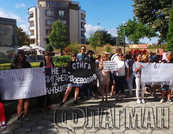 Гореща сесия очаква общинарите в Несебър днес, над 30 протестират пред залата на ОбС заради увеличението на данъците