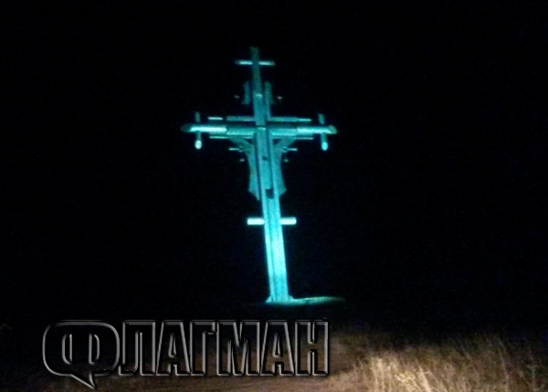 Кръстът на връх Шилото отново свети, вижда се от километри