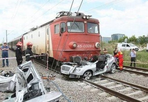 Извънредно! Двама загинаха, след като влак помете автомобила им на жп прелез