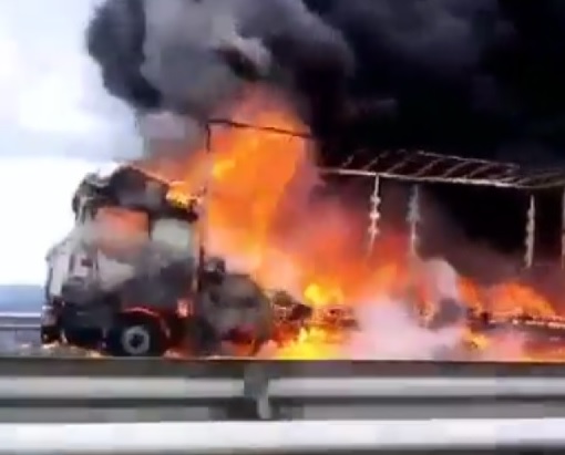 Вижте ужасяващата огнена стихия, която погълна камион на автомагистрала „Тракия” (ВИДЕО)