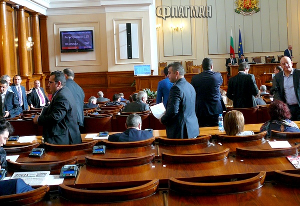 Заседанието на парламента се провали - БСП и ДПС бойкотираха кворума (обновена)