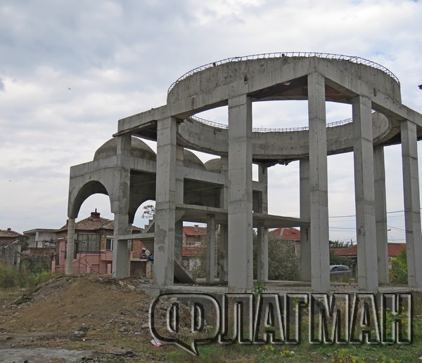 След 9 години: РДНСК събори незаконното минаре на незавършената джамия в Бургас