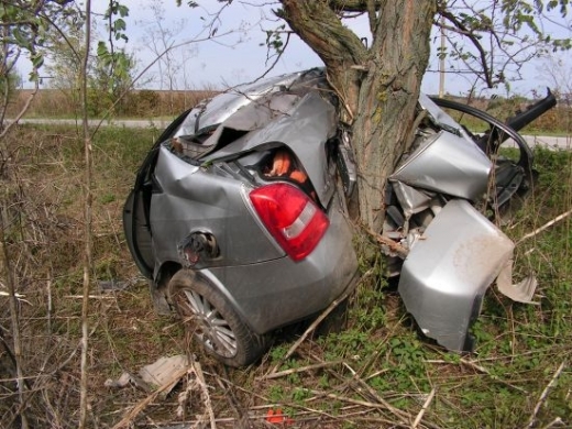 18-годишна шофьорка оцеля по чудо след челен удар в дърво (ЗРЕЛИЩНИ СНИМКИ)