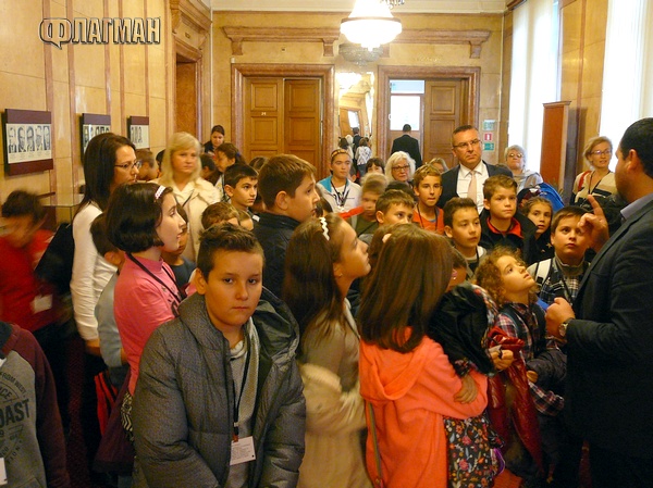 Народното събрание аплодира бургаски ученици, вижте как се занимават те с държавно управление