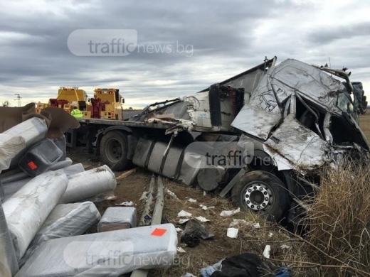 ТИР катастрофира на магистрала "Тракия", блокира пътя за Бургас (СНИМКИ)