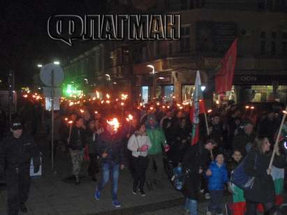 Уникално! Стотици ученици се включват в най-масовото факелно шествие в Бургас, почитат Деня на народните будители