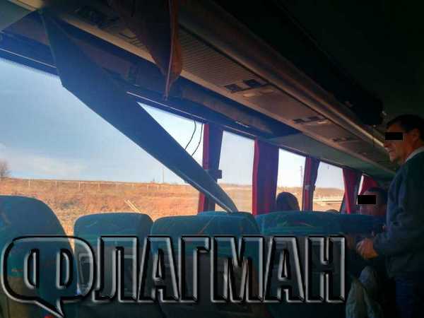 Сигнал до Флагман.бг: Огромна греда се стовари върху главите на пътниците в автобус от София за Бургас (СНИМКИ)