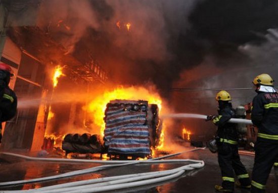Пожар унищожи хале на каменната кариера в Горно Езерово, нанесени са щети за десетки хил. лв.