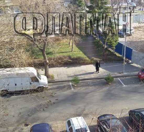 Сигнал до Флагман.бг: Нагли търговци резервираха паркомясто в синя зона в центъра на Бургас (СНИМКИ)