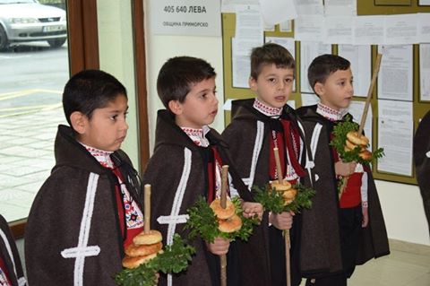 Коледари от детска градина „Русалка“ гостуваха на Община Приморско