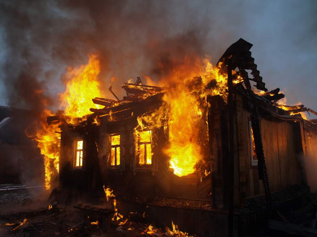 Пожар погълна склад в Приморско