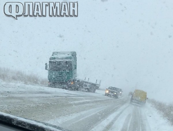 Ужас на пътя Карнобат-Шумен! Десетки заклещени в снежното бедствие