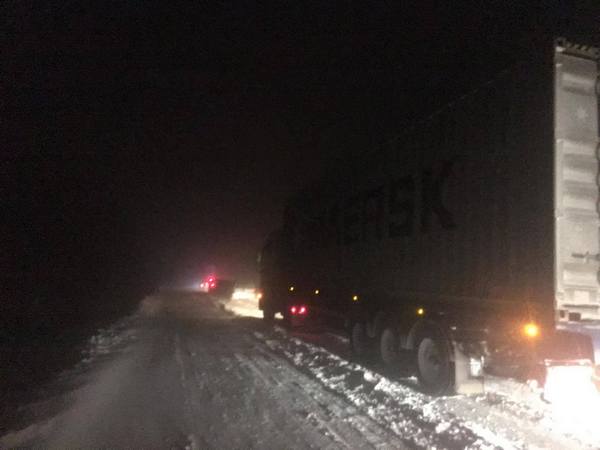Борисов призова за търпение: Ще отворим магистралата край Айтос в 14 ч, полицаи помагат на бедстващите