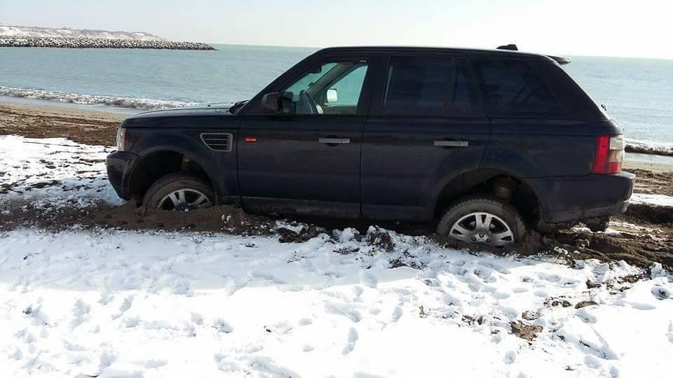 Шофьор-идиот нагази с джипа си на плажа в Сарафово, вижте какво му се случи(СНИМКИ)