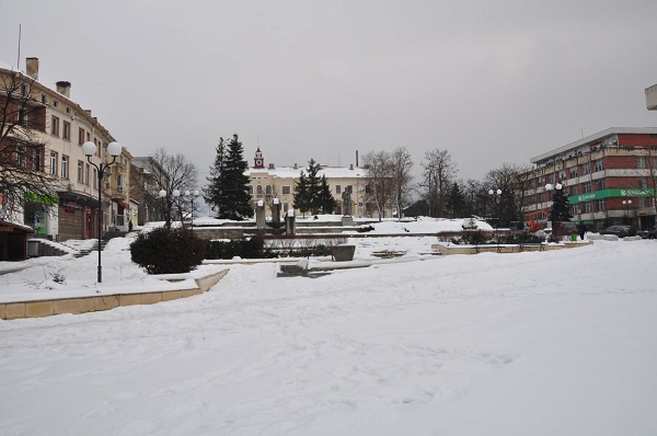 Седмица след снежния капан улиците в Средец изглеждат по този начин
