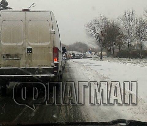 Снегорин води колоната от коли от Бургас до Сарафово
