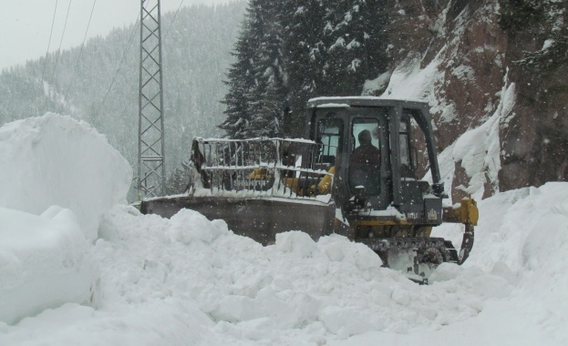 Бургас в снежен капан! Затвориха всички пътища към областния град