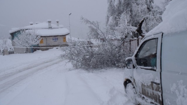 20-ина души бедстват край "Меден рудник", затрупани са в преспите, а снегоринът е блокиран (ВИДЕО)
