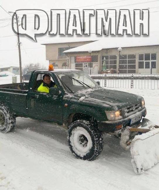 За пример: Кметът на Маринка превърна колата си в снегорин, спаси семейства с деца от снежния капан