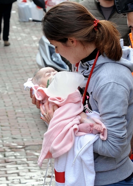 Огнен ад в родилното отделение на истанбулска болница! Сестри евакуират бебетата (СНИМКИ)