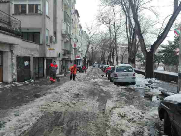Напредва почистването на подходите към училищата, кърпят и дупките по улиците в Бургас (СНИМКИ)