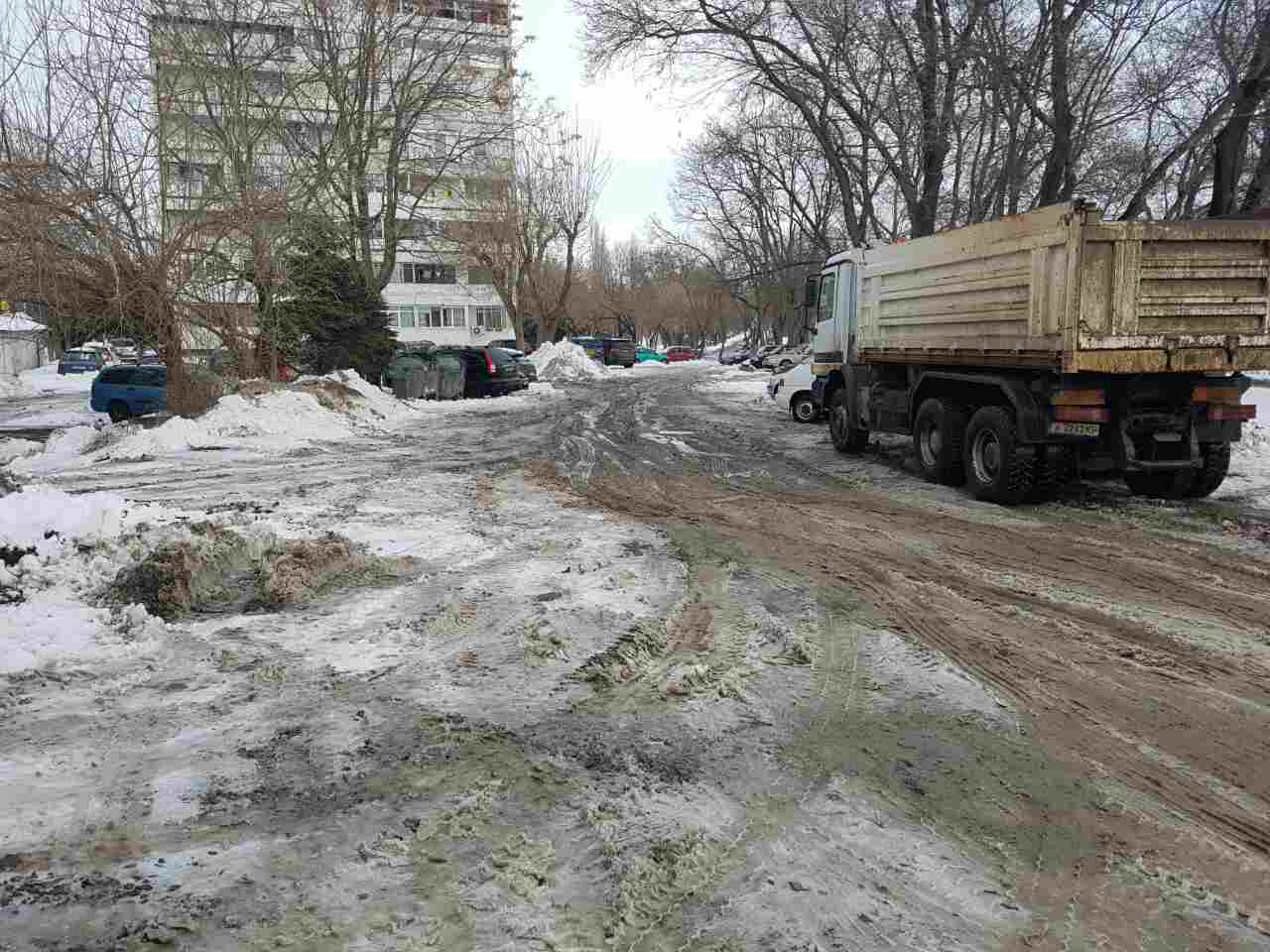 Бургаска строителна компания помогна с почистването на снега в ж.к. “Лазур”