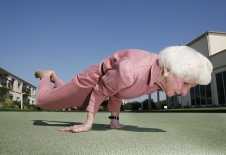 Вижте най-възрастната инструкторка по йога! Няма да повярвате на колко години е! (ВИДЕО)