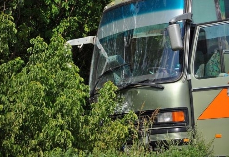 Автобус с 20 работнички катастрофира на път за цех за сарми в Огняново!
