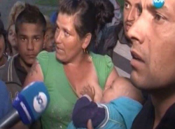 Роми под строй припознават децата си в Горно Езерово, за да не им спрат помощите