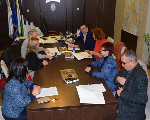 Подписаха споразумението за вдигане на учителските заплати в Бургас с 10 %