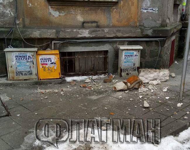 Кошмар! Парче бетон се срути от фасадата на стара сграда в центъра на Бургас