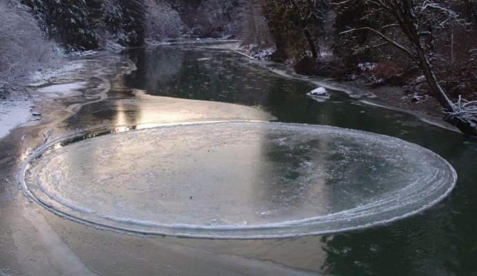 Мистерия: Извънземни режат лед в река? (ВИДЕО)