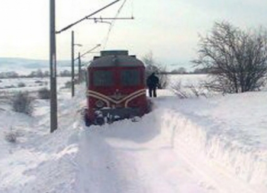 Влак закъса в преспите на път за Бургас