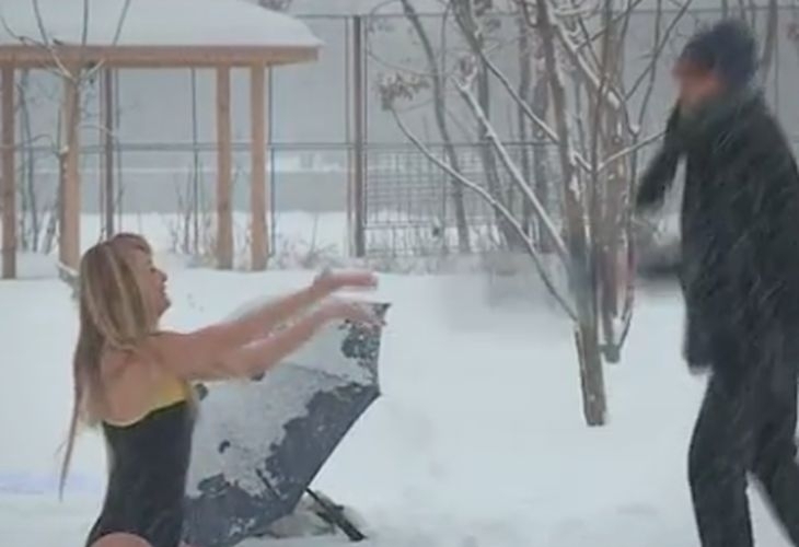 Луда ли е? Какво прави тази блондинка по бански в снега? (ВИДЕО)