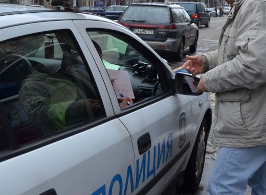 Пълен потрес! Шофьор без книжка замеря с банкноти полицаи при спецоперация край Поморие