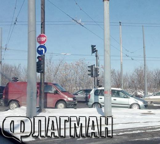 Микробус с летни гуми чукна кола на светофара за бургаския ж.к."Меден рудник"