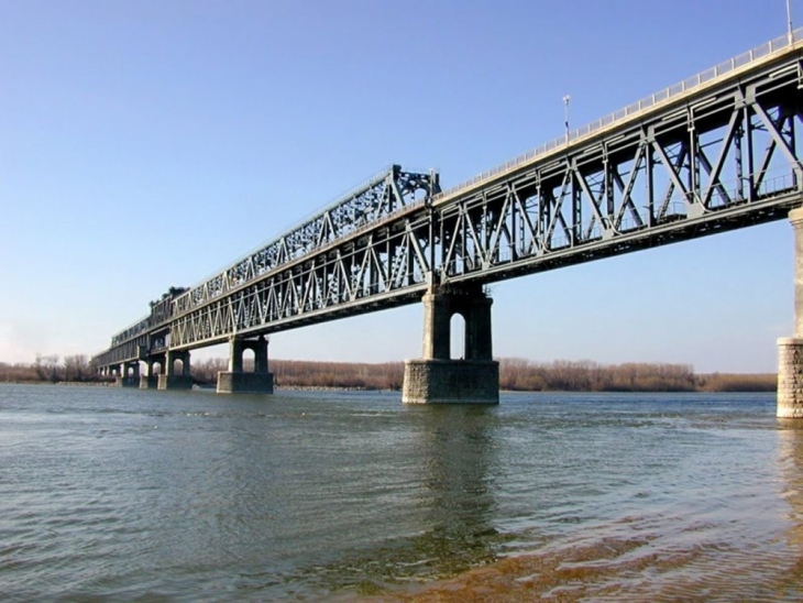 Румъния затвори Дунав мост