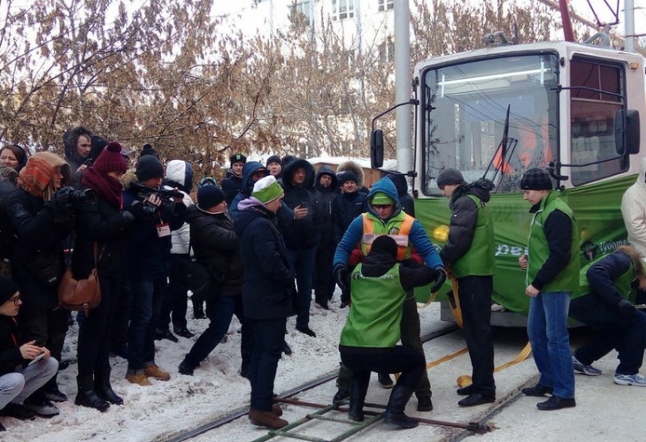 Рускиня тегли два трамвайни вагона, натоварени с пътници (ВИДЕО)