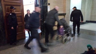 Герман Костин дойде в съда в инвалидна количка
