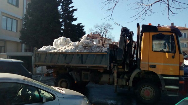 Извозват снежните преспи от Обзор с камиони (СНИМКА)