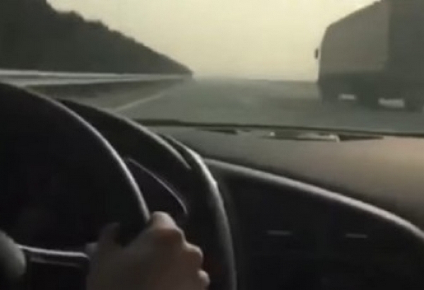 Брутално ВИДЕО (18+) показа последните минути живот на двама мъже, фучащи с 320 км/ч по магистралата