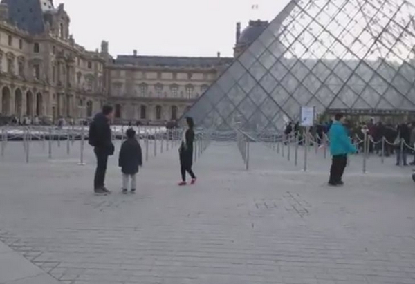 Паника скова Париж, затвориха и метрото, туристите в Лувъра натръшкани по пода (СНИМКИ/ВИДЕО)