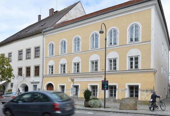 Полицията издирва двойник на Адолф Хитлер, появил се в родния му град