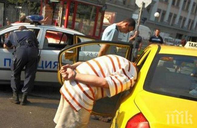 Див екшън! Таксиджия изхвърля дрога през прозореца, погнат от ченгета