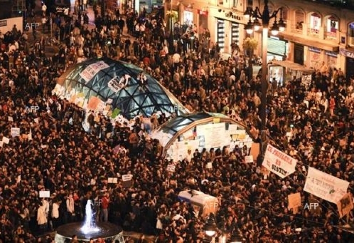 Какво става в Барселона?! Хиляди протестират, искат повече бежанци
