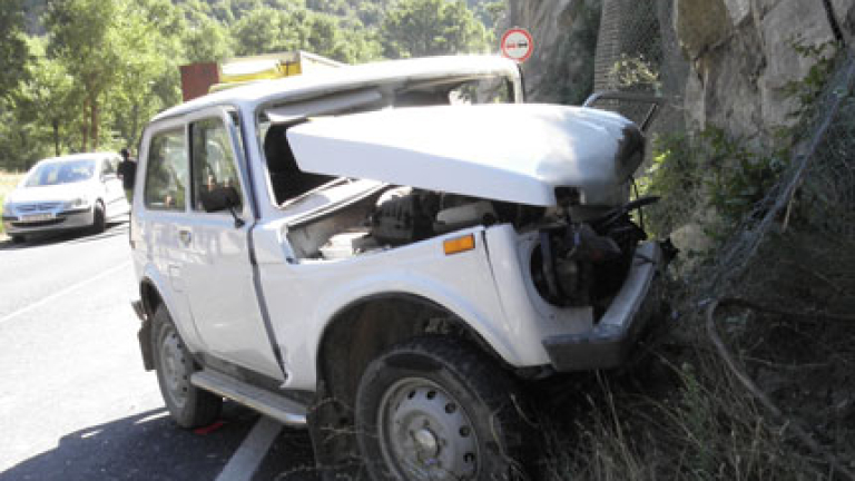 Бургазлия се спаси по чудо след зверски удар с камион на пътя Бургас-Варна