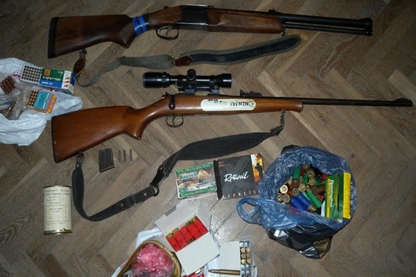 Акция в Приморско: Откриха незаконни пушки и автомат в няколко къщи