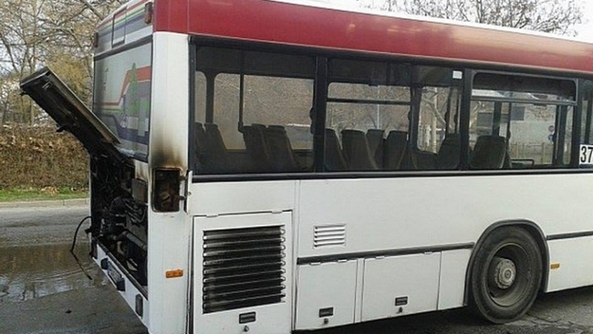Аварирал ученически автобус край село Дебелт изправи на нокти десетки родители