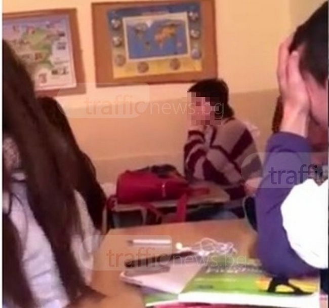 Отвратително! Вижте как тази ученичка унижава учителката си по литература! (ВИДЕО 18+)
